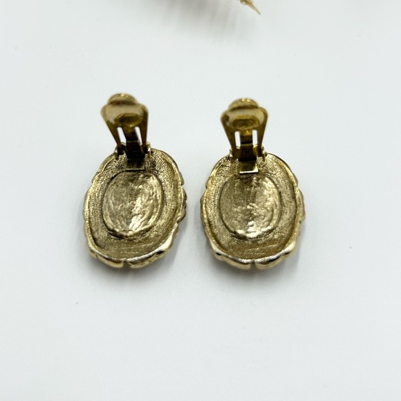 Vintage Gold Metal Filigree Peach Cameo Stud Clip on Earrings Ornate Victorian - Picture 3 of 4